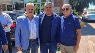 Alejandro Schneider junto a Chiqui Tapia y Julio Larroca (Presidente de la Liga de Concordia).