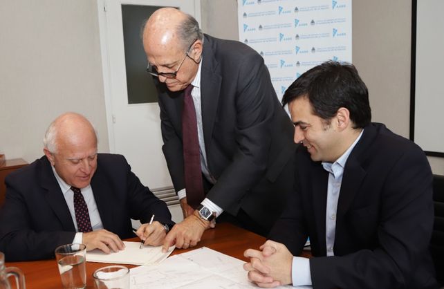 Traspaso. Firma de la transferencia de los terrenos de la Nación a la Provincia.