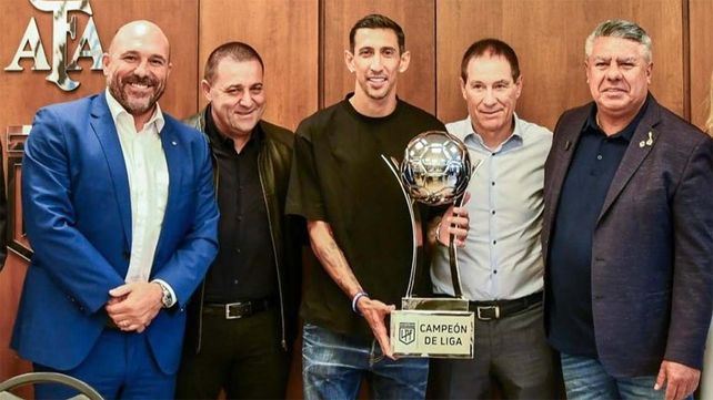 Di María recibió la copa en Buenos Aires