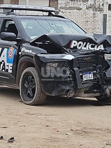 Robo, persecución y choque de patrulleros en Santa Fe: dos detenidos y cuatro policías heridos