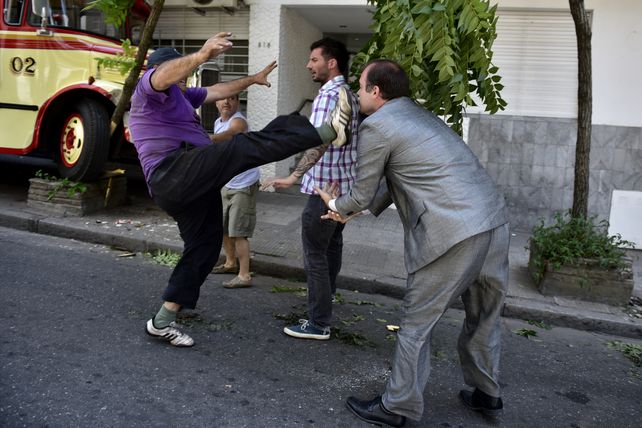 Dos hombres protagonizaron una brutal pelea por una discusión de tránsito