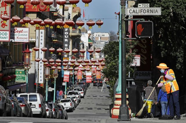 Barbijo. Un agente limpia en el barrio Chinatown de San Francisco.