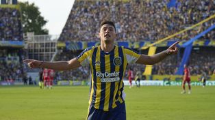 Alejo Veliz festeja el gol del triunfo canalla, que sigue invicto