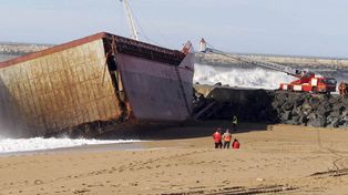 Evitan contaminación de un barco naufragado en Francia