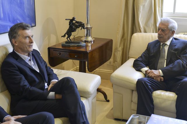 Encuentro en Olivos. Macri recibió ayer al mediodía al escritor peruano Vargas Llosa en la quinta presidencial.