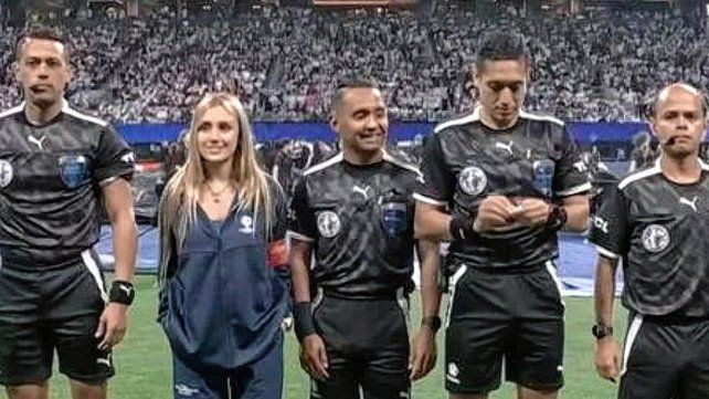 ¿Por qué estaba Morena Beltrán junto a los árbitros antes de Argentina-Canadá?