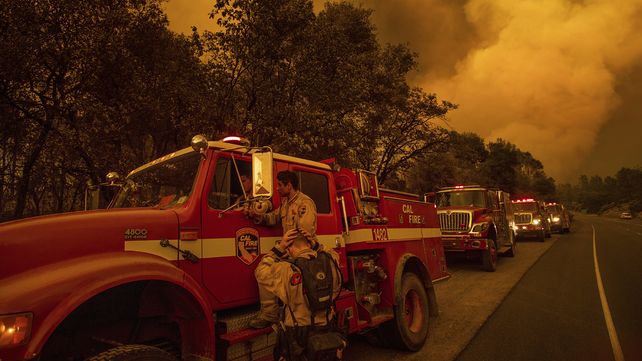 Incendios forestales fuera de control azotan grandes regiones de California