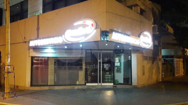 Reacción: dueño de autoservicio sorprendió a un ladrón, lo atrapó y entregó a la Policía