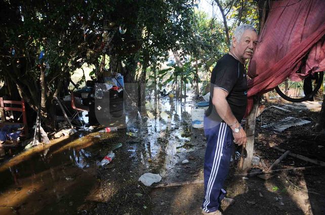 Lento pero sin pausa. Así crece el río en la zona. Aún el pico no llegó y se espera recién para fin de este mes.
