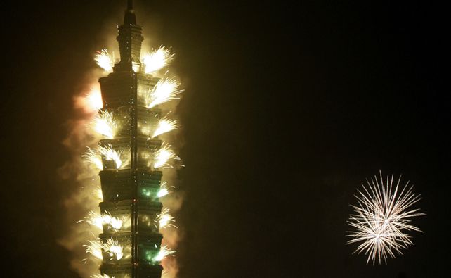 El mundo despide sin nostalgia a un 2008 para el olvido