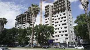 La idea, postulan desde el oficialismo, no es que se deje de solicitar, sino que ese requisito se posponga hacia el final de la construcción del edificio.