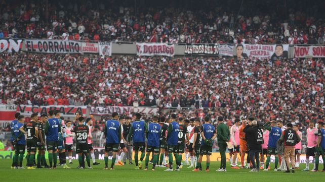 Los jugadores de River y Defensa y Justicia esperaron la decisión del árbitro Fernando Rapallini