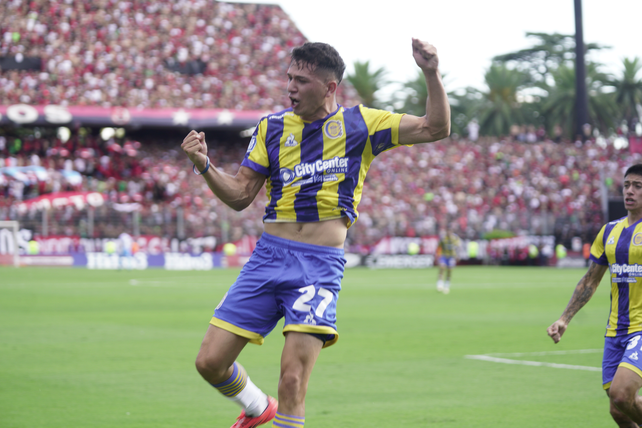 Gaspar Duarte festeja el gol que le hizo a Newells en lo que fue su momento más importante en la primera de Central.