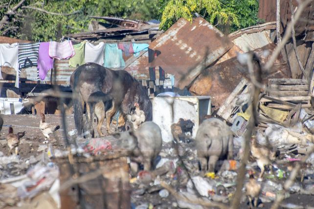 En calle Don Segundo Sombra al final, once familias viven con riesgo de caer al vacío