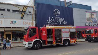 Se incendió un depósito y rescataron a tres empleados del tercer piso de La Feria Argentina