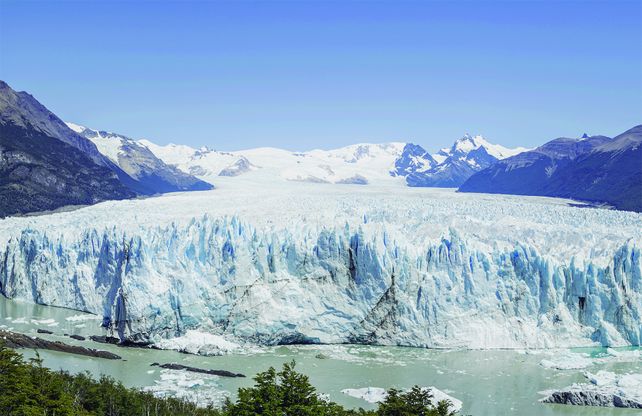Miles de visitantes llegan a El Calafate para vivir la experiencia de recorrer uno de los glaciares más emblemáticos de la Patagonia argentina. 