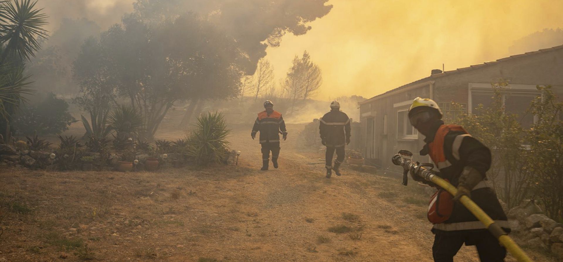 Bomberos combaten un incendio forestal en una región mediterránea cerca de la frontera con España, en el sur de Francia, el martes 5 de agosto de 2025. (Securité Civile vía AP) Bomberos combaten un incendio forestal en una región mediterránea cerca de la frontera con España, en el sur de Francia, el martes 5 de agosto de 2025. (Securité Civile vía AP)