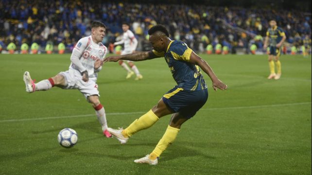 Jaminton Campaz y una de sus punzantes intervenciones por la banda izquierda. El colombiano hoy no estará en la Supercopa Internacional.