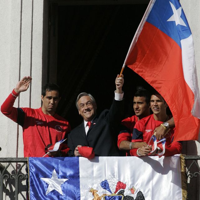 Bielsa marca distancia con Pi&ntilde;era: el rosarino se neg&oacute; a salir al balc&oacute;n de La Moneda