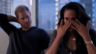 Meghan se seca las lágrimas en una de las entrevistas que da la pareja en la serie de Netflix. Harry acusó a su familia de desconocer el maltrato por motivos raciales que sufrió ella de parte de la prensa británica.