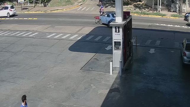 El momento exacto donde se da la colisión entre la moto y el auto.