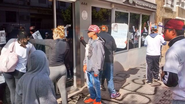 Familiares de un motociclista fallecido escracharon al oftalmólogo Lódolo