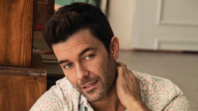 Mariano Martínez subió una foto dándole un beso a su novia y las seguidoras de Lali no lo perdonaron