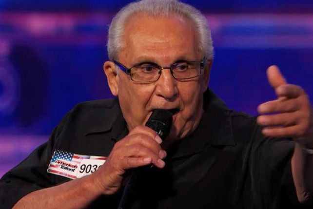 Con 74 años sorprende a todos al interpretar a Frank Sinatra