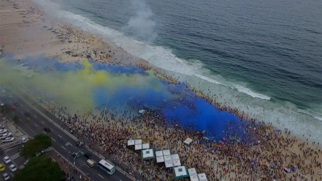 La mayor marea humana que recibió Brasil: el histórico banderazo de Boca en Copacabana