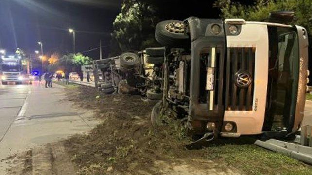 Un camión cargado con cítricos volcó en las primeras horas de este miércoles en la Circunvalación&nbsp;