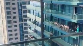 Se desnudaron en un balcón en Dubai y terminaron presas por indecencia