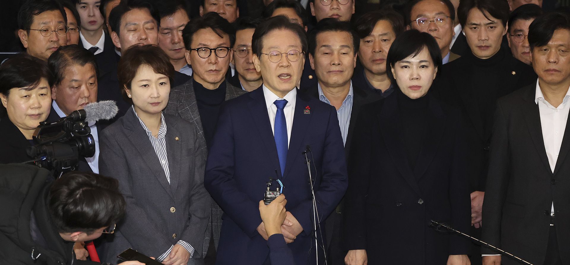 El líder del principal partido opositor de Corea del Sur, el Partido Democrático, Lee Jae-myung (centro), habla en la Asamblea Nacional en Seúl, Corea del Sur, el miércoles 4 de diciembre de 2024. (Kim Ju-hyung/Yonhap vía AP) El líder del principal partido opositor de Corea del Sur, el Partido Democrático, Lee Jae-myung (centro), habla en la Asamblea Nacional en Seúl, Corea del Sur, el miércoles 4 de diciembre de 2024. (Kim Ju-hyung/Yonhap vía AP)