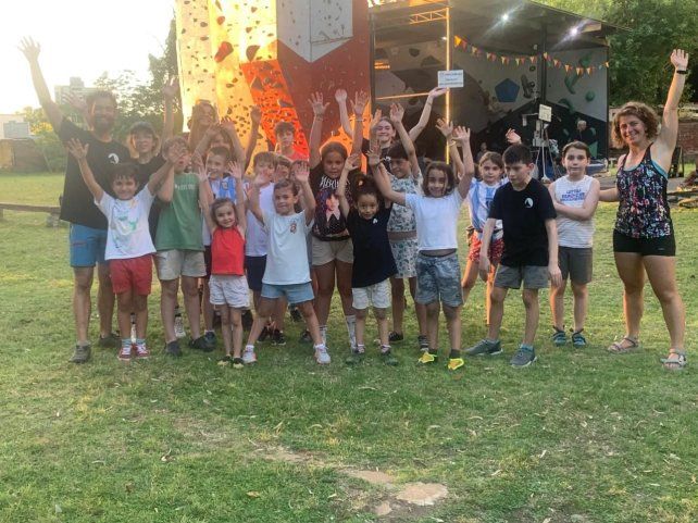 Un grupo de niños de la escuela Gram y de fondo el circuito de la escalda.