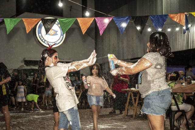 Solo los chicos. La espuma fue otra de las protagonistas del festejo.