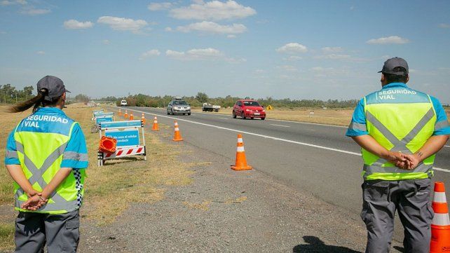 Reforzarán controles vehiculares en rutas y puntos estratégicos durante las fiestas y el verano. Los documentos obligatorios para circular