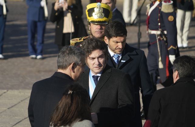 Día de la Bandera: un acto breve, protocolar y lleno de aplausos y silbidos