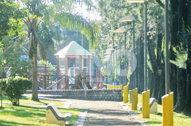 Paseo Muttis. El parque infantil se encuentra en el Bulevar que lleva el mismo nombre y desemboca en el Faro. Los vecinos piden un mejor mantenimiento.