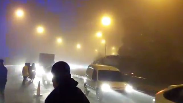 En medio de la niebla, volcó un auto en Avenida de la Constitución