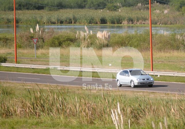 Está grave un motociclista emboscado, golpeado y asaltado en circunvalación