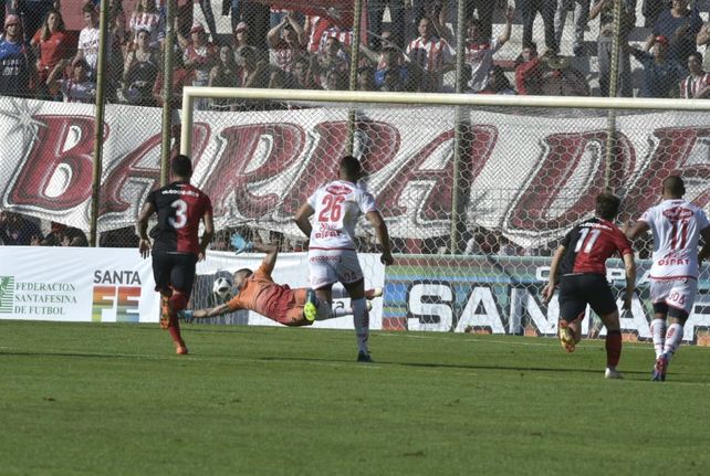 Con lo último que le quedaba, Newells encontró el empate cuando el partido se cerraba