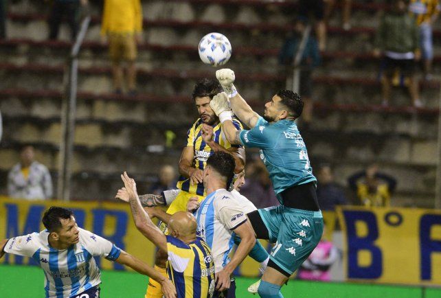 Arias impacta sobre la cara de Mallo y hubo penal para Central en el choque ante Racing