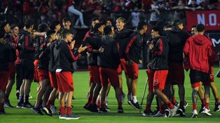 Los jugadores de Newells se prendieron a los cánticos de los hinchas en el banderazo.
