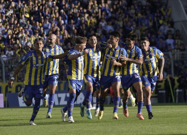 Los jugadores de Central celebran el gol de Alexis Soto ante Tigre.