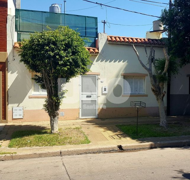 Ingresaron a su casa, la maniataron, encerraron, robaron y salieron por la puerta principal