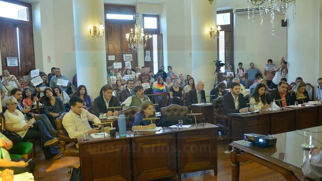 Concejales de Paraná tratan una nueva suba del boleto y vecinos protestan en el recinto