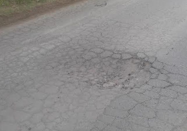 Los baches aparecieron en los últimos meses cerca de la escuela. Las calles son muy transitadas