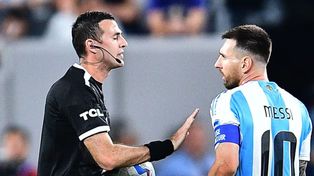 El uruguayo Matonte se cruzó con Lionel Messi en el encuentro de la albiceleste ante Chile.