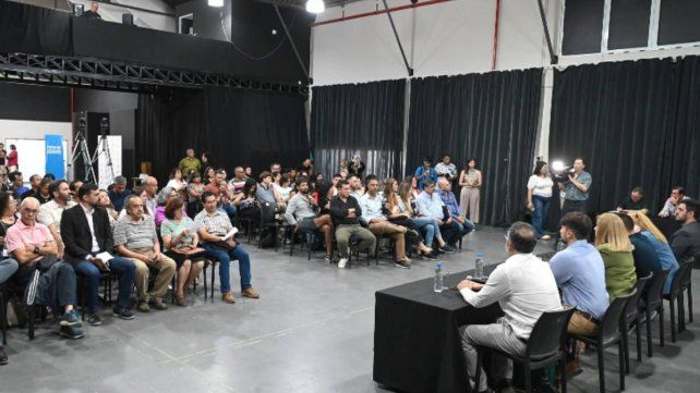 Concejales y vecinos participaron de la audiencia pública por el transporte de Paraná.