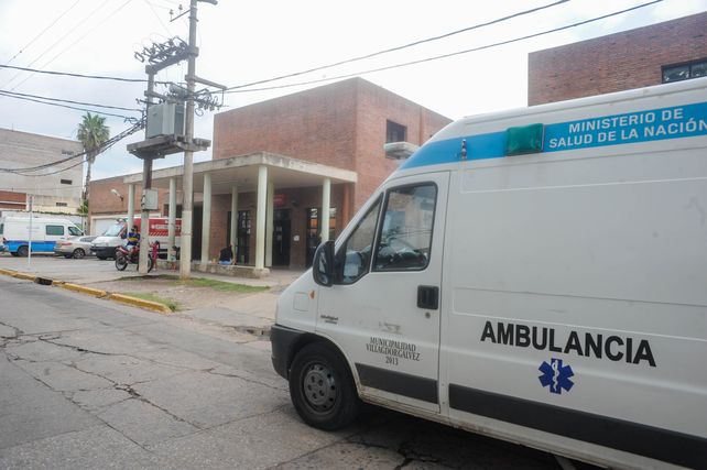 Una de las víctimas del doble homicidio alcanzó a ser trasladada al Hospital Anselmo Gamen de Villa Gobernador Gálvez.