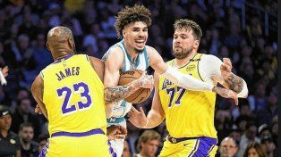 Charlotte superó a los Lakers en el cotejo que marcó el regreso de la NBA luego del All Star Game.